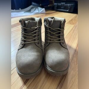 Lugz no slip light green boats, size 8, great condition